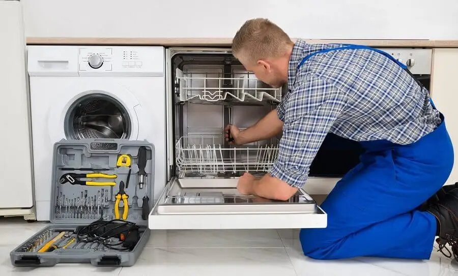 Bornova Hitachi servisi teknisyen ekibi beyaz eşya tamiri yaparken